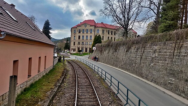 V Teplicích nad Metují prochází trať středem města.