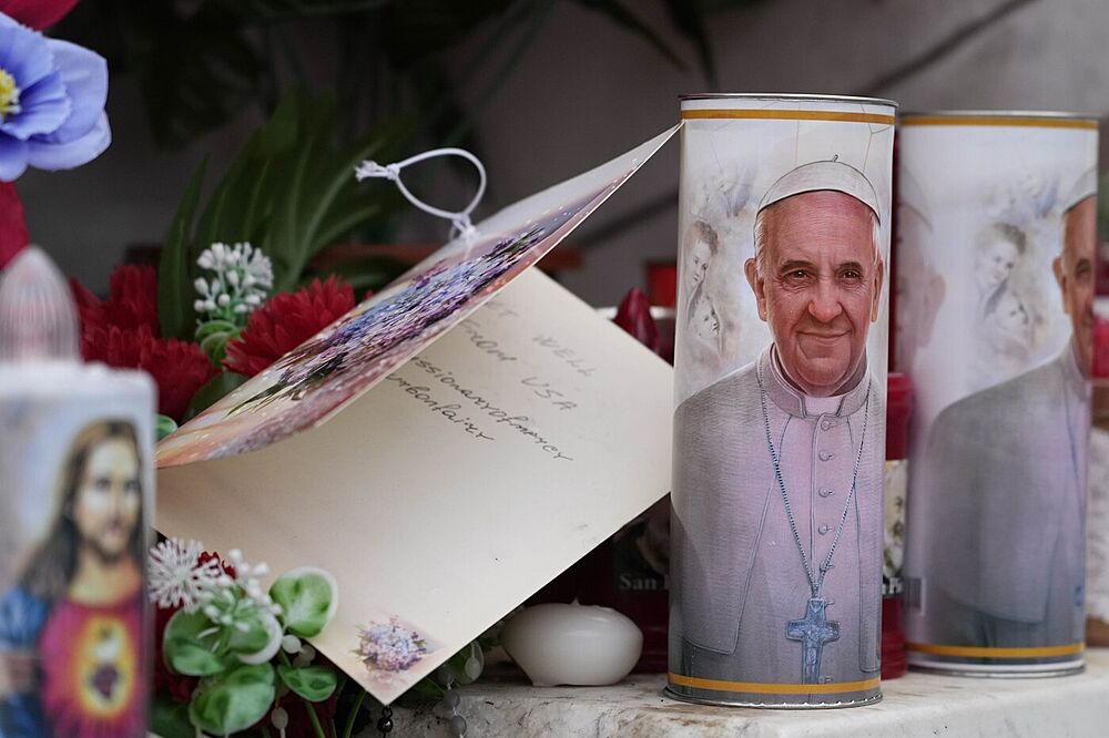 Před nemocnici, kde se léčí papež, nosí lidé svíčky a vzkazy s přáním... Před nemocnici, kde se léčí papež, nosí lidé svíčky a vzkazy s přáním...