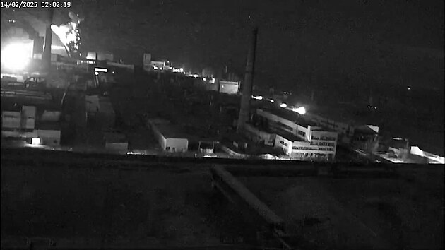Sarkofág jaderné elektrárny Černobyl zasáhl dron, na místě začalo hořet