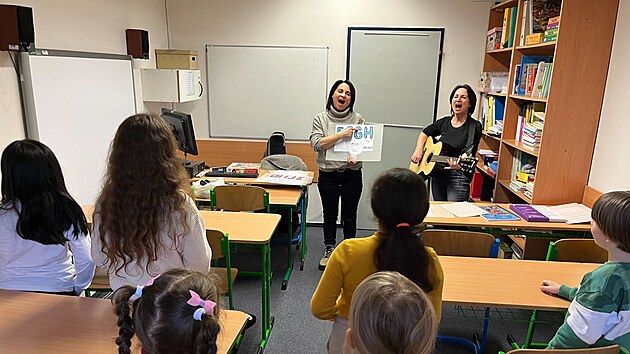 Speciální pedagožky Ivana Kůrková a Martina Šulcová na ZŠ Marjánka na pražském Břevnově vyučují češtinu vlastní metodou. „Hodina je živá, učíme pomocí zrakové, hlasové a sluchové rytmizace, aby si děti zažily český rytmus,“ vysvětluje Kůrková.