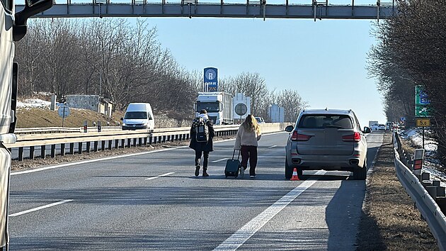 Dálnici D7 uzavřela zhruba na 5. kilometru na trase z Chomutova do Prahy hromadná nehoda. (18. února 2025)