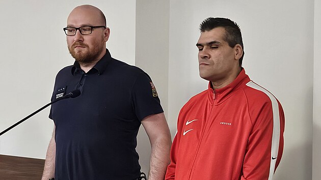 U Krajského soudu v Ostravě začalo jednání případu, ve kterém loni v červenci v ostravské části Poruba do bezvědomí zmlátili bezdomovci bezdomovce. Na snímku Pavel Vlček v červeném.