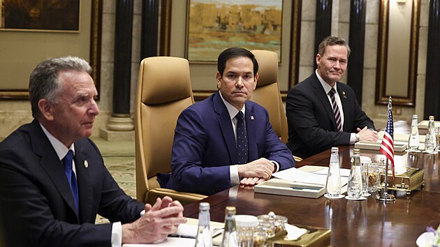 Americký ministr zahraničí Marco Rubio (uprostřed) sedí vedle amerického poradce pro národní bezpečnost Mikea Waltze (vpravo) a amerického vyslance pro Blízký východ Steva Witkoffa během setkání s ruskými zástupci v Rijádu. (18. února 2025)