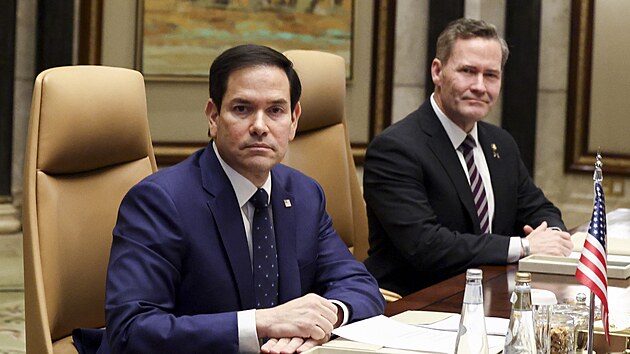 Americký ministr zahraničí Marco Rubio (uprostřed) sedí vedle amerického poradce pro národní bezpečnost Mikea Waltze během jednání v Rijádu. (18. února 2025)
