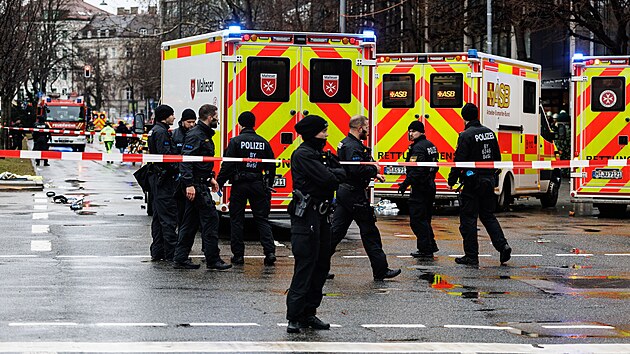 Policie a záchranáři zasahují v Mnichově na místě, kde řidič najel do skupiny lidí. (13. února 2025)