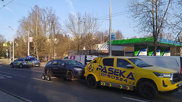 Vyšetřování tragické nehody zkomplikovalo dopravu v Jihlavě, dlouhé kolony se tvořily nejen v Okružní ulici. (11. února 2025)