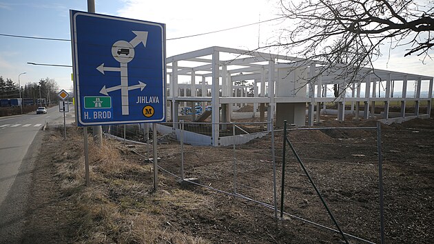 Lesnov se dvěma novými areály pro podnikání – zde hala Vakuum Bohemia – ponenáhlu mění na průmyslovou zónu. Poloha na důležité dopravní křižovatce je pro podnikatele lákavá.