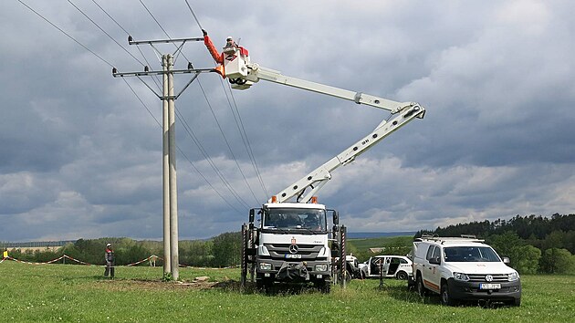 Montování ochrany ptactva metodou práce pod napětím