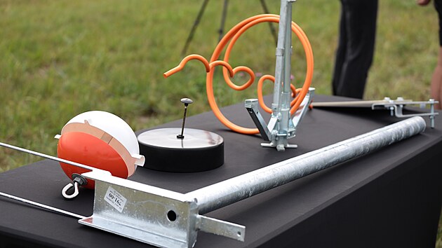 Zabezpečovací prvky na vedení vysokého napětí.