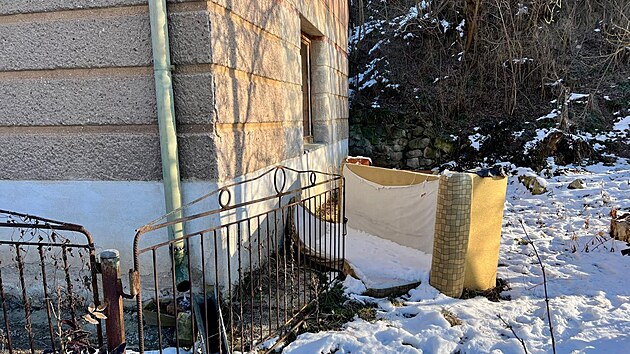 Dům, kde měl muž několik měs&iacute;ců držet v zajet&iacute; ženu. Nejbliž&scaron;&iacute; soused&eacute; jsou zhruba pades&aacute;t metrů daleko.