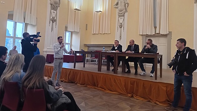 Lidé v Holešově při veřejné debatě protestovali proti chystanému dvou základních škol.(11. února 2025)