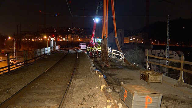 Dělníci odstranili železniční most přes Nádražní ulici na Smíchově. (12. února 2025)