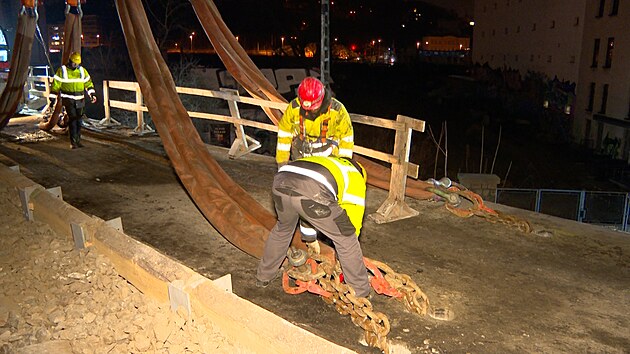Dělníci odstranili železniční most přes Nádražní ulici na Smíchově. (12. února 2025)