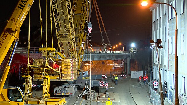 Dělníci odstranili železniční most přes Nádražní ulici na Smíchově. (12. února 2025)