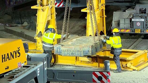 Dělníci odstranili železniční most přes Nádražní ulici na Smíchově. (12. února 2025)