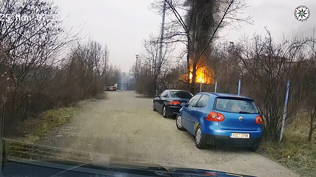 Rychlá reakce policistů zachránila muže před plameny