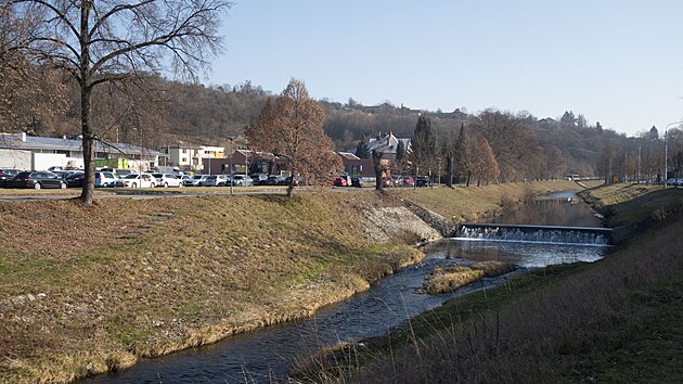 Město Zlín plánuje revitalizaci nábřeží kolem řeky Dřevnice u Baťovy nemocnice. Teď je ale stavební řízení pozastaveno kvůli odvolání obyvatelky, která nesouhlasí s kácením vzrostlých stromů. (únor 2025)