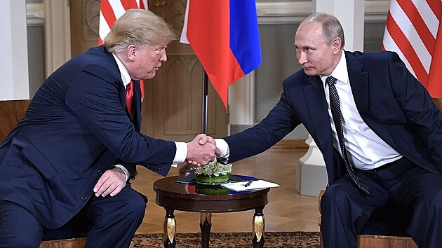 Americký prezident Donald Trump (vlevo) a jeho ruský protějšek Vladimir Putin na archivním snímku z roku 2018.
