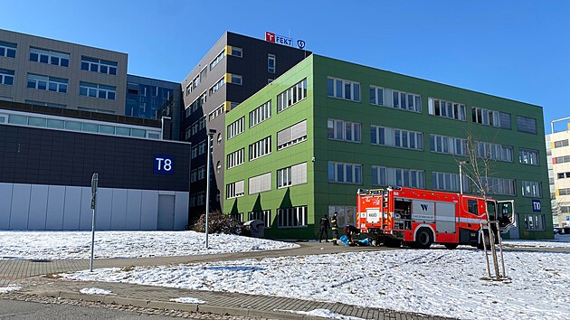 Kvůli požáru serverovny byla evakuována budova Vysokého učení technického v brněnském Králově poli. Nikdo se nezranil.