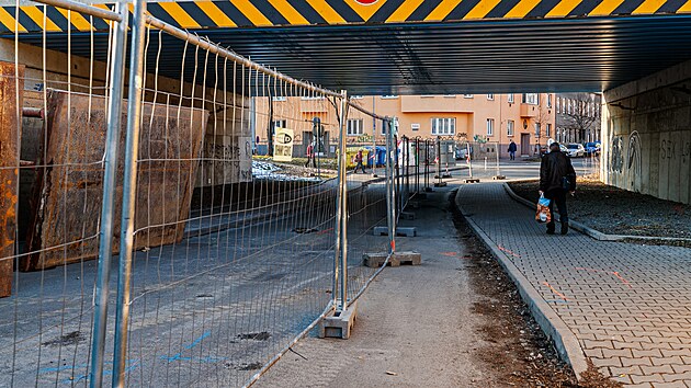 V železničním podjezdu v brněnské Šámalově ulici začalo rozšiřování úzké silnice. (18. února 2025)