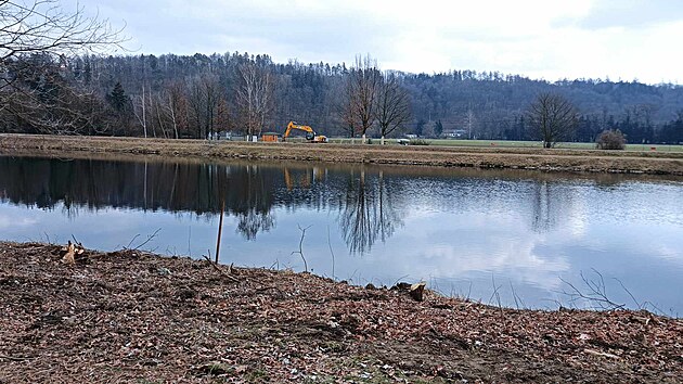 V těchto místech překlene nová lávka řeku Vltavu, bude mít skoro sto metrů. (únor 2025)