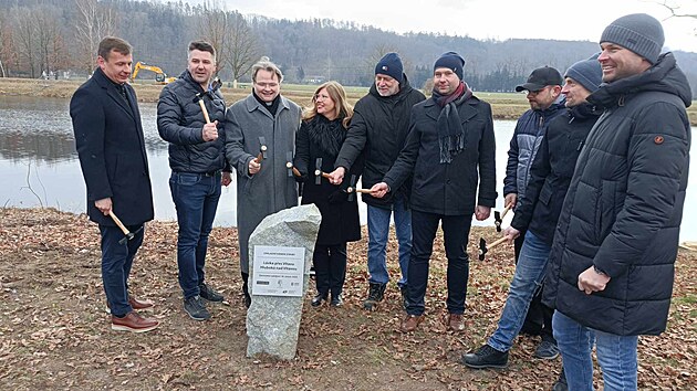 Nesmělo chybět ani slavnostní poklepání. V těchto místech překlene nová lávka řeku Vltavu, bude mít skoro sto metrů. (únor 2025)