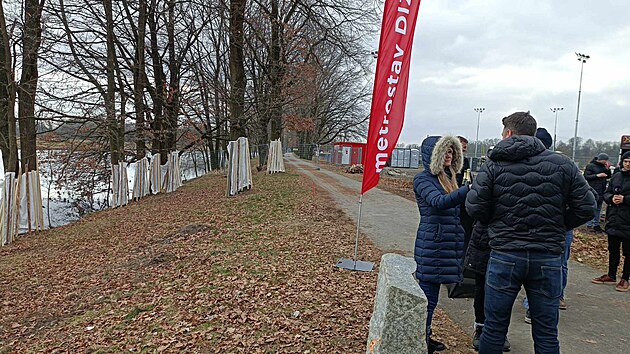 Město Hluboká se také chystá upravit stezku směrem od budoucí lávky k zimnímu stadionu. (únor 2025)