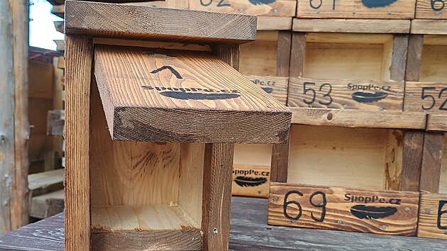 V lesích Pelhřimovska se začaly objevovat nové ptačí budky. Předseda spolku Petr Marek jejich výrobu financoval ze svých peněz. Zájemcům je nabízí zdarma v rámci průzkumu hnízdění ptáků.
