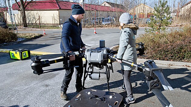 Drony dokážou dopravit potřebné vybavení na místo zásahu ještě před příjezdem sanity.