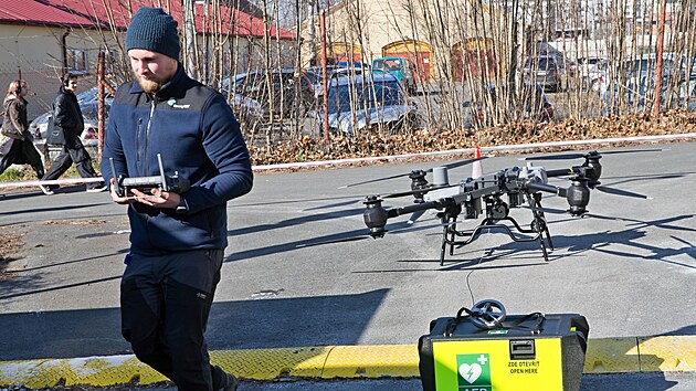 Drony dokážou dopravit potřebné vybavení na místo zásahu ještě před příjezdem sanity.