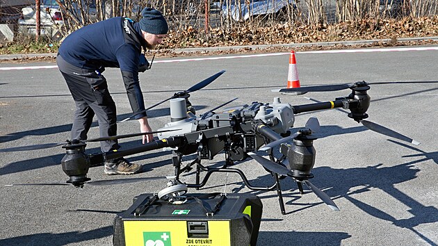 Drony dokážou dopravit potřebné vybavení na místo zásahu ještě před příjezdem sanity.