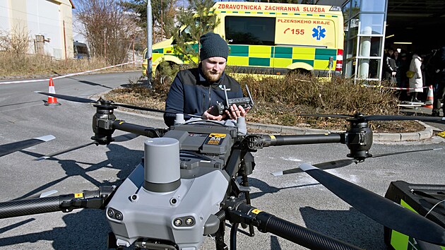 Drony dokážou dopravit potřebné vybavení na místo zásahu ještě před příjezdem sanity.
