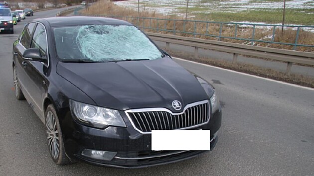 Kus ledu ze střechy nákladního vozu spadl na čelní sklo protijedoucí Škody Superb.