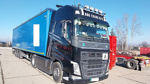 Kamion s nelegálním odpadem z Itálie do cíle nedorazil. Koncem minulého týdne v rámci pravidelných kontrol zaměřených na nedovolenou přeshraniční přepravu odpadů zadrželi příslušníci Celního úřadu pro Jihočeský kraj nákladní vozidlo maďarské imatrikulace s bezmála 19 tunami odpadu směrující z Itálie přes hraniční přechod Wullowitz-Dolní Dvořiště do Olomouckého kraje. Kamion zastavili na trase Dolní Dvořiště – České Budějovice na silnici I/3, tedy téměř za státní hranicí s Rakouskem. Podle řidičem předložených dokumentů měl převážet odpad deklarovaný jako plasty a pryž, tedy dále využitelné či jinak zpracovatelné komodity. Při fyzické kontrole nákladu však pracovníci Oddělení mobilního dohledu zjistili, že jde o směs různých druhů odpadů nezařazených pod jednu položku takzvaného zeleného seznamu a nejedná se ani o využitelnou směs odpadů dle příslušného Nařízení Evropské unie. Konkrétně se jednalo o směs mírně zapáchajících odpadů různých materiálů – zejména plastů, pryže, dřeva, papíru, textilu a kompozitních obalových materiálů.