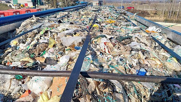 Kamion s nelegálním odpadem z Itálie do cíle nedorazil. Koncem minulého týdne v rámci pravidelných kontrol zaměřených na nedovolenou přeshraniční přepravu odpadů zadrželi příslušníci Celního úřadu pro Jihočeský kraj nákladní vozidlo maďarské imatrikulace s bezmála 19 tunami odpadu směrující z Itálie přes hraniční přechod Wullowitz-Dolní Dvořiště do Olomouckého kraje. Kamion zastavili na trase Dolní Dvořiště – České Budějovice na silnici I/3, tedy téměř za státní hranicí s Rakouskem. Podle řidičem předložených dokumentů měl převážet odpad deklarovaný jako plasty a pryž, tedy dále využitelné či jinak zpracovatelné komodity. Při fyzické kontrole nákladu však pracovníci Oddělení mobilního dohledu zjistili, že jde o směs různých druhů odpadů nezařazených pod jednu položku takzvaného zeleného seznamu a nejedná se ani o využitelnou směs odpadů dle příslušného Nařízení Evropské unie. Konkrétně se jednalo o směs mírně zapáchajících odpadů různých materiálů – zejména plastů, pryže, dřeva, papíru, textilu a kompozitních obalových materiálů.