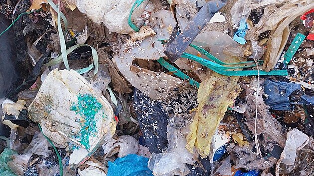 Kamion s nelegálním odpadem z Itálie do cíle nedorazil. Koncem minulého týdne v rámci pravidelných kontrol zaměřených na nedovolenou přeshraniční přepravu odpadů zadrželi příslušníci Celního úřadu pro Jihočeský kraj nákladní vozidlo maďarské imatrikulace s bezmála 19 tunami odpadu směrující z Itálie přes hraniční přechod Wullowitz-Dolní Dvořiště do Olomouckého kraje. Kamion zastavili na trase Dolní Dvořiště – České Budějovice na silnici I/3, tedy téměř za státní hranicí s Rakouskem. Podle řidičem předložených dokumentů měl převážet odpad deklarovaný jako plasty a pryž, tedy dále využitelné či jinak zpracovatelné komodity. Při fyzické kontrole nákladu však pracovníci Oddělení mobilního dohledu zjistili, že jde o směs různých druhů odpadů nezařazených pod jednu položku takzvaného zeleného seznamu a nejedná se ani o využitelnou směs odpadů dle příslušného Nařízení Evropské unie. Konkrétně se jednalo o směs mírně zapáchajících odpadů různých materiálů – zejména plastů, pryže, dřeva, papíru, textilu a kompozitních obalových materiálů.