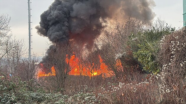 Hasiči zasahují u požáru autovrakoviště v pražské Michli. (10. února 2025)