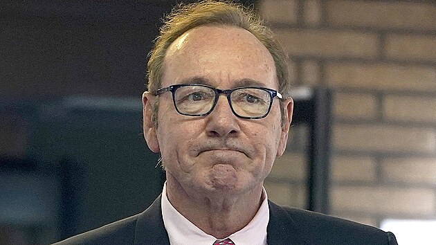 Kevin Spacey odchází od soudu v Londýně, který ho v den jeho 64. narozenin zprostil devíti obvinění ze sexuálních trestných činů (26. července 2023).