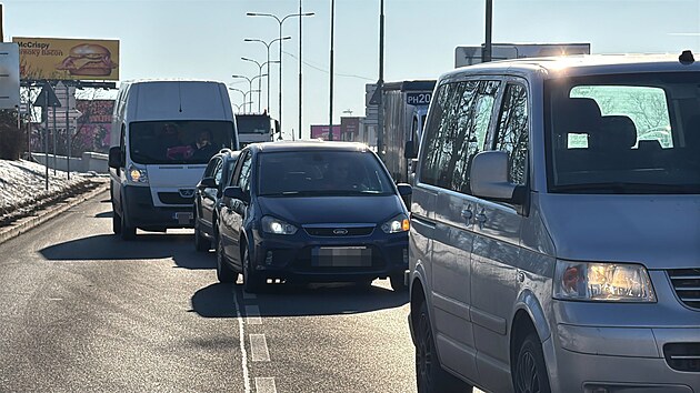 V ulici K Barrandovu v Praze havarovala čtyři vozidla. (19. února 2025)