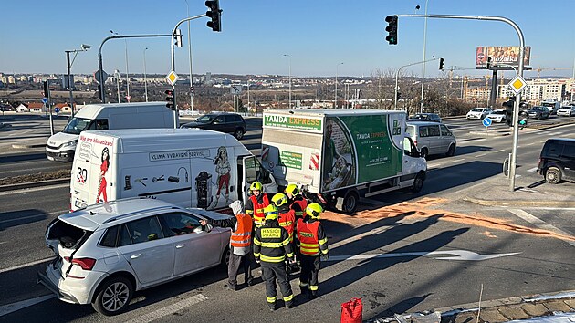 V ulici K Barrandovu v Praze havarovala čtyři vozidla. (19. února 2025)