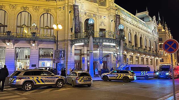 Zásah v kavárně u Obecního domu kvůli anonymem nahlášené bombě. (19. února 2025)