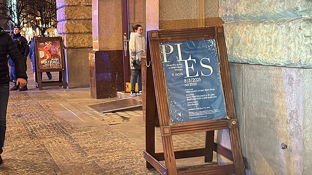 Zásah v kavárně u Obecního domu kvůli anonymem nahlášené bombě. (19. února 2025)