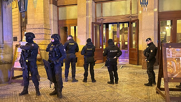 Zásah v kavárně u Obecního domu kvůli anonymem nahlášené bombě. (19. února 2025)