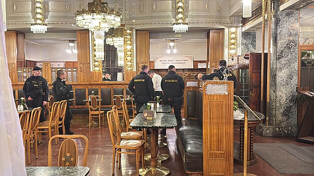 Zásah v kavárně u Obecního domu kvůli anonymem nahlášené bombě. (19. února 2025)