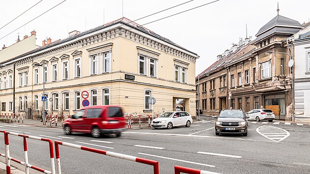 Na křižovatce Pražské třídy a Zelené ulice v hradeckých Kuklenách by měly přibýt semafory. (14. ledna 2025)