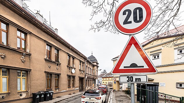 Příjezd Zelenou ulicí na rušnou Pražskou třídu v Kuklenách