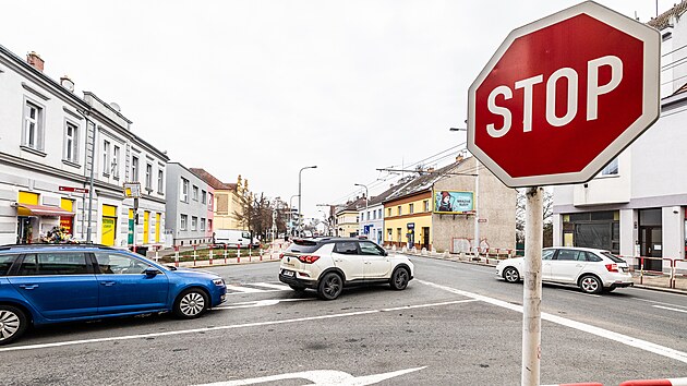 Na křižovatce Pražské třídy a Zelené ulice v hradeckých Kuklenách by měly přibýt semafory. (14. ledna 2025)