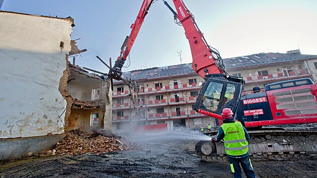 Začala demolice tří objektů v Jateční ulici v Plzni, které byly nechvalně proslulým ghettem nepřizpůsobivých obyvatel města. (17. února 2025)