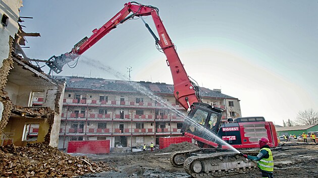 Začala demolice tří objektů v Jateční ulici v Plzni, které byly nechvalně proslulým ghettem nepřizpůsobivých obyvatel města. Domy ustoupí stavbě východního obchvatu Plzně. (17. února 2025)