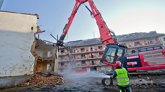 Začala demolice tří objektů v Jateční ulici v Plzni, které byly nechvalně proslulým ghettem nepřizpůsobivých obyvatel města. Domy ustoupí stavbě východního obchvatu Plzně. (17. února 2025)